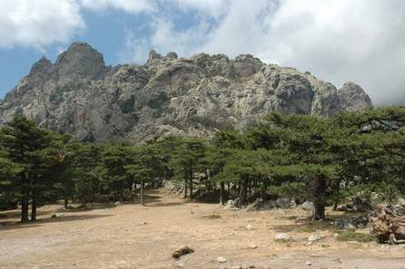 Les aiguilles de Bavella sur fond nuageux